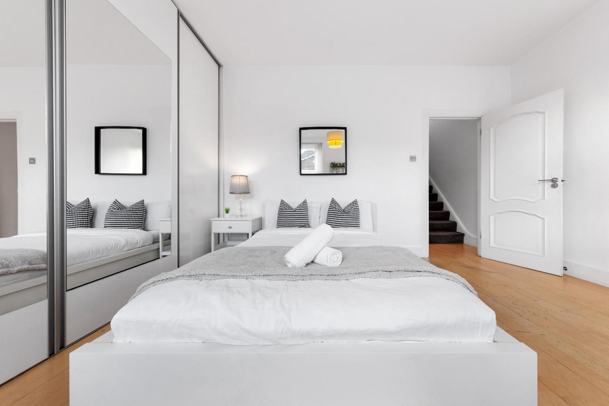 Luxury 4-Bedroom Modern Flat In Central London Steps From Station, Sleeps 9 In Style! エクステリア 写真