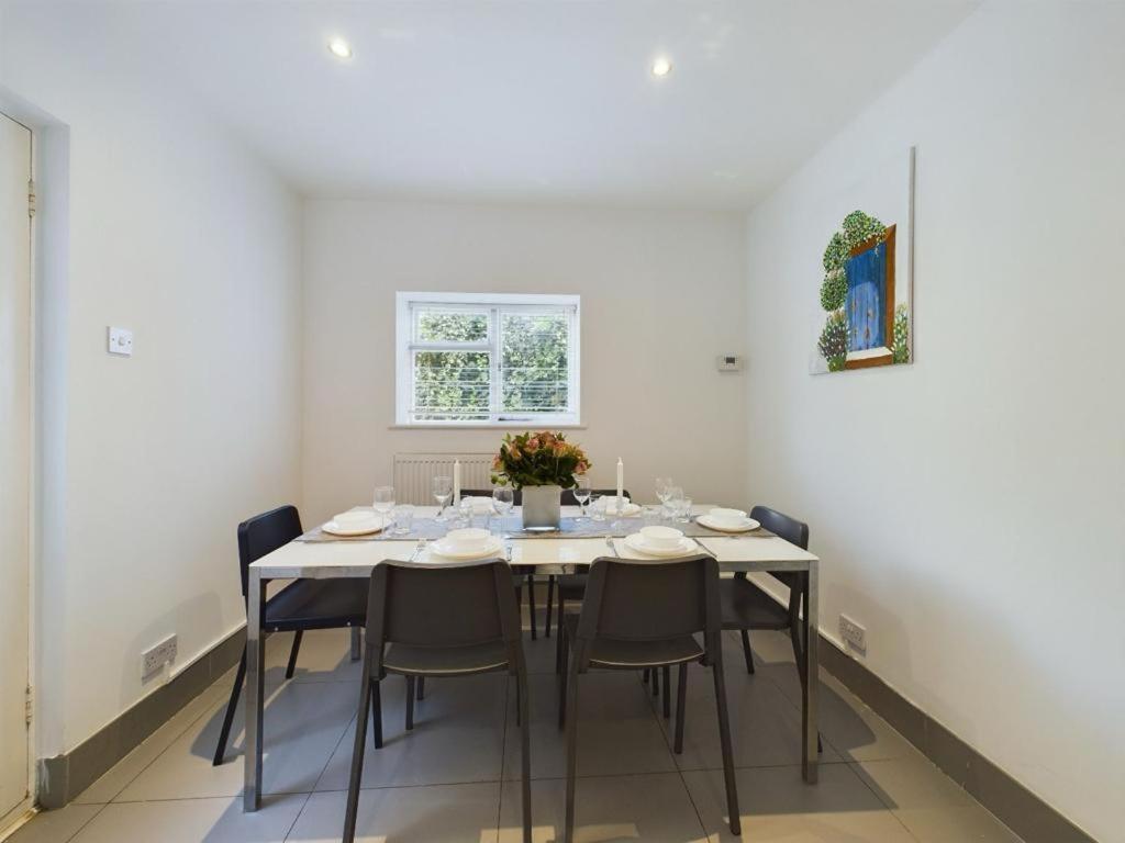 Luxury 4-Bedroom Modern Flat In Central London Steps From Station, Sleeps 9 In Style! 部屋 写真