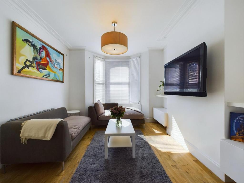 Luxury 4-Bedroom Modern Flat In Central London Steps From Station, Sleeps 9 In Style! 部屋 写真