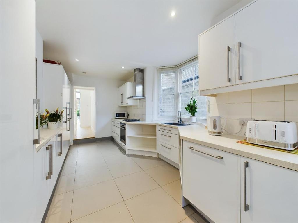 Luxury 4-Bedroom Modern Flat In Central London Steps From Station, Sleeps 9 In Style! 部屋 写真
