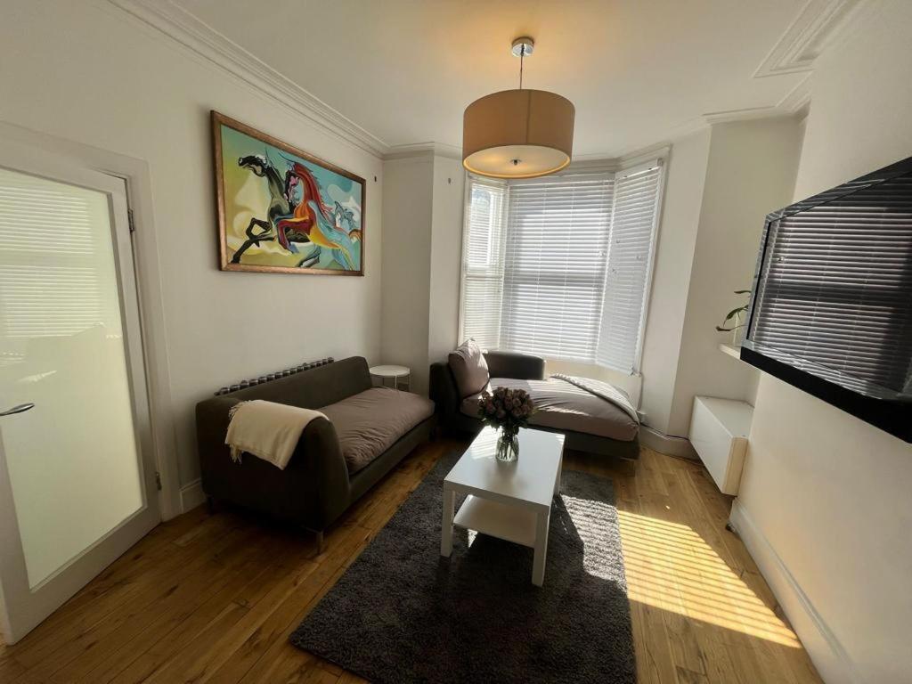 Luxury 4-Bedroom Modern Flat In Central London Steps From Station, Sleeps 9 In Style! 部屋 写真